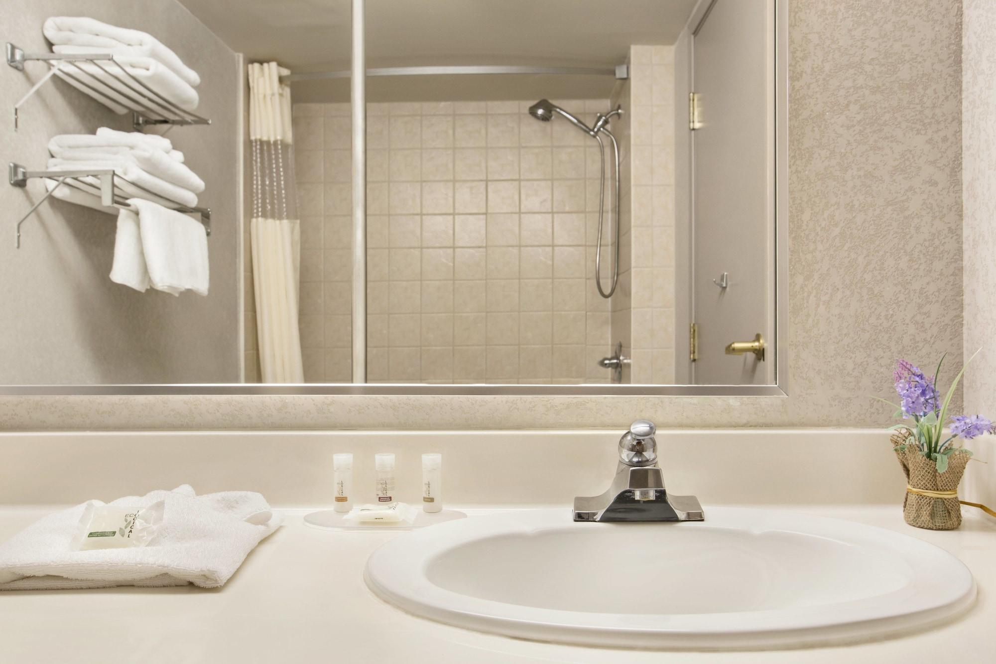 Days Inn By Wyndham Ottawa Airport Bagian luar foto