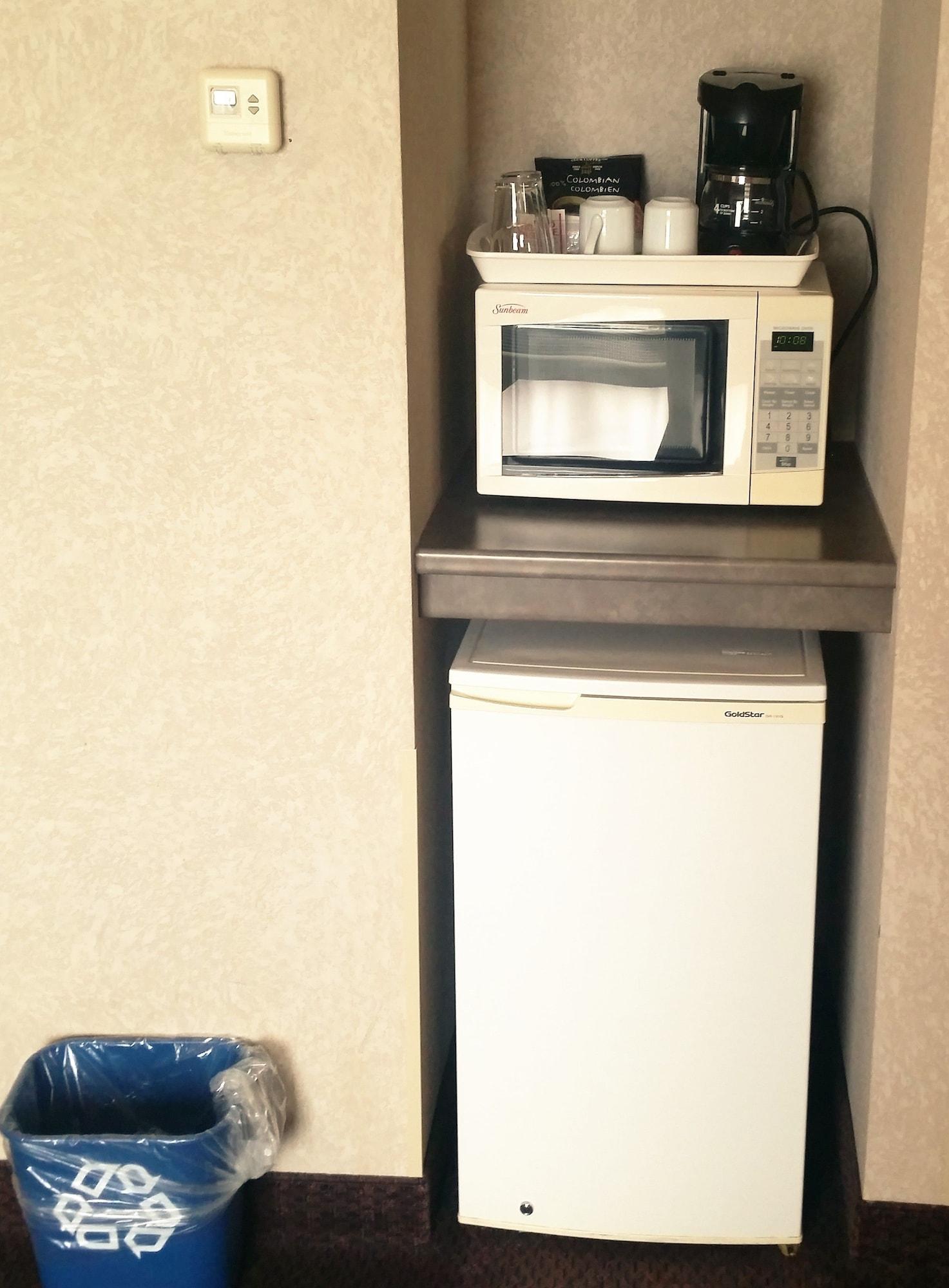 Days Inn By Wyndham Ottawa Airport Bagian luar foto
