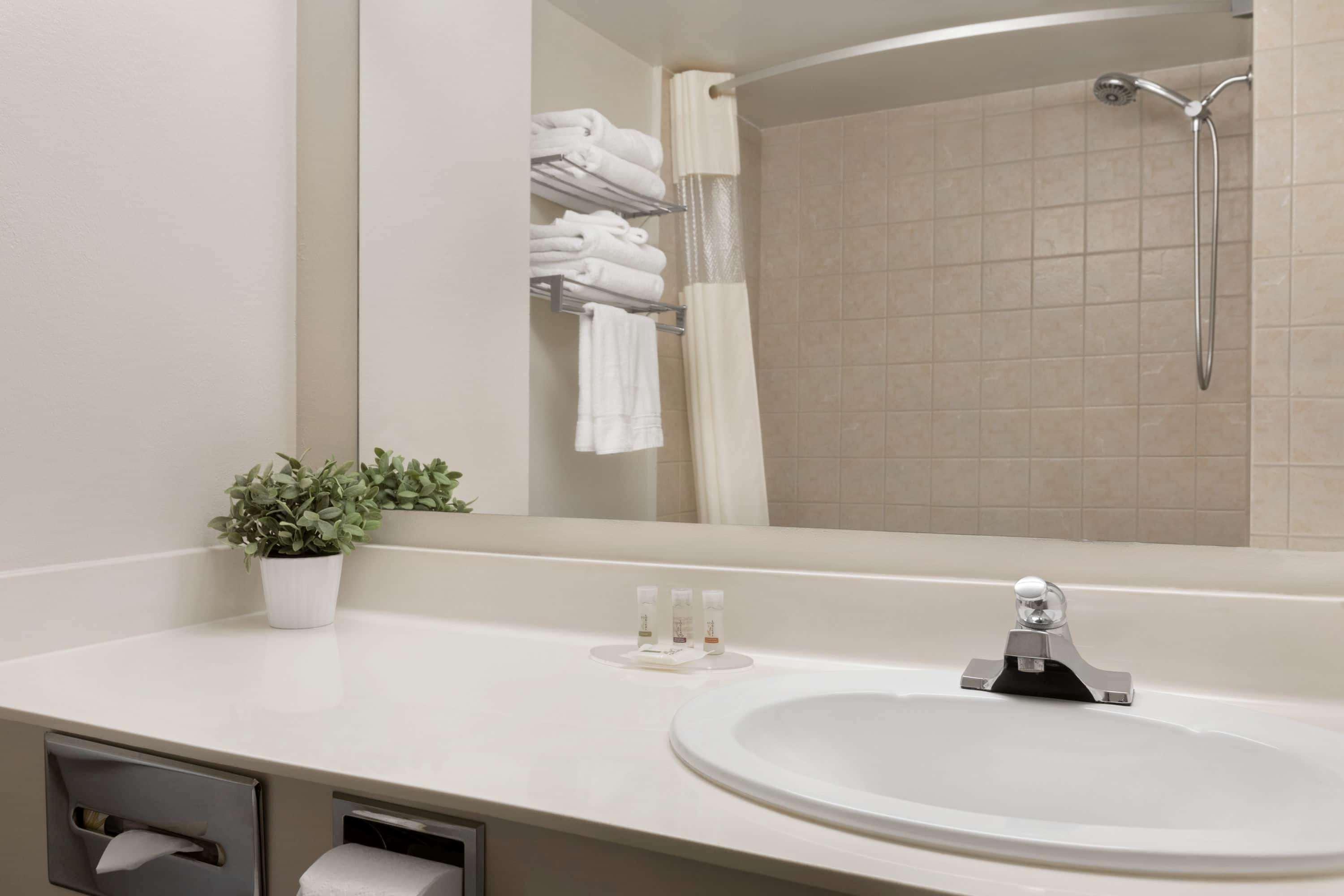 Days Inn By Wyndham Ottawa Airport Bagian luar foto