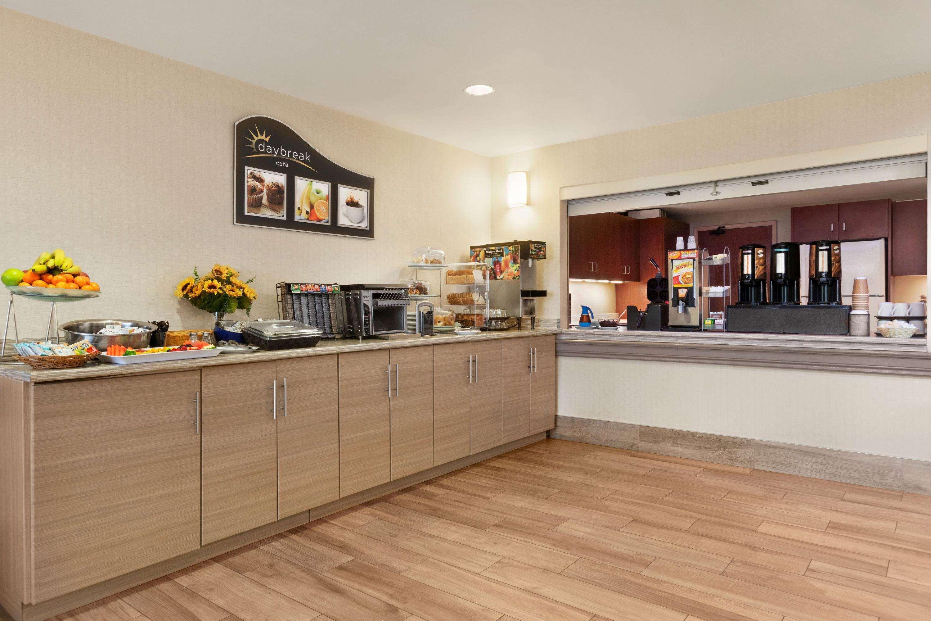 Days Inn By Wyndham Ottawa Airport Bagian luar foto