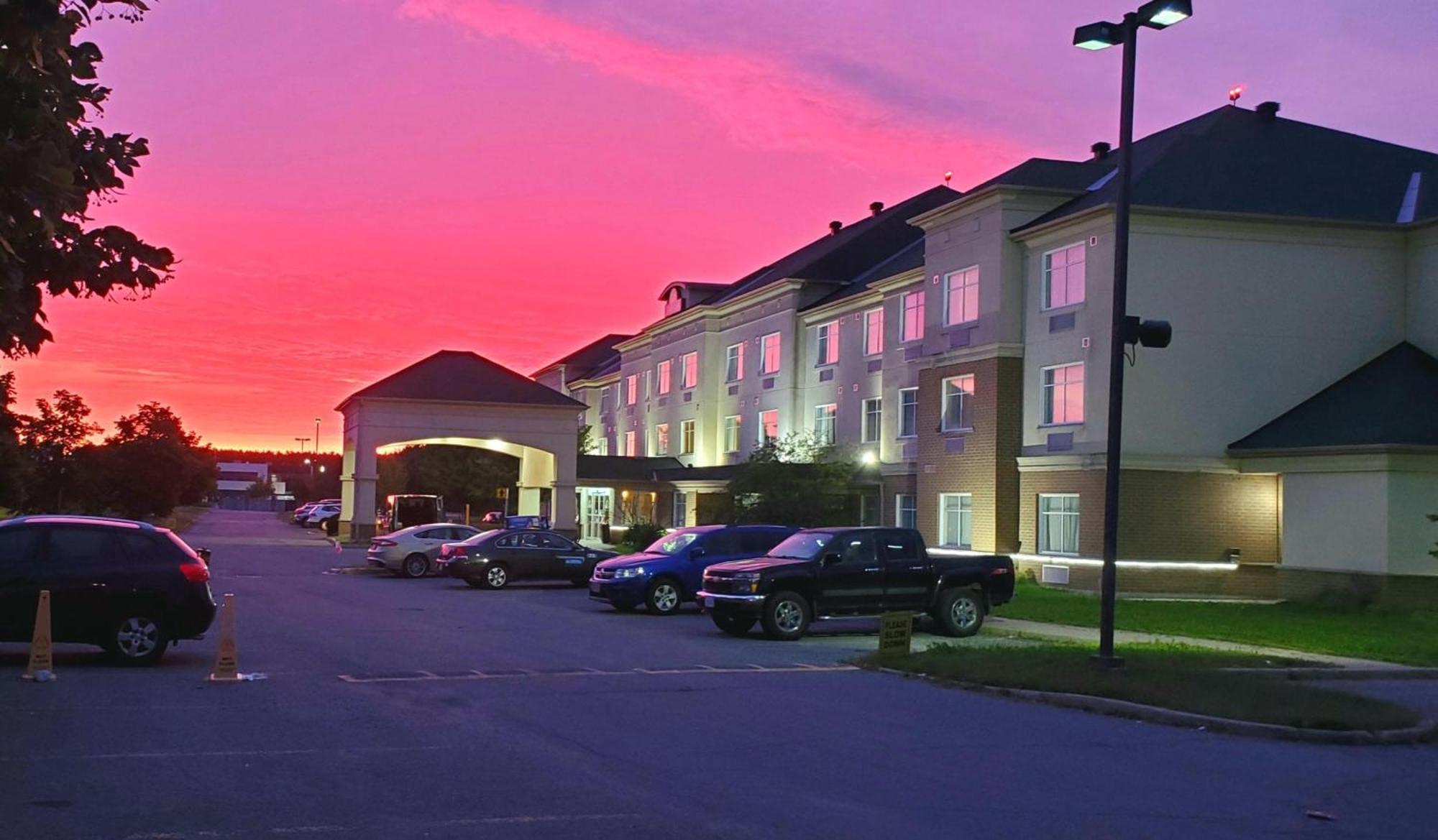 Days Inn By Wyndham Ottawa Airport Bagian luar foto
