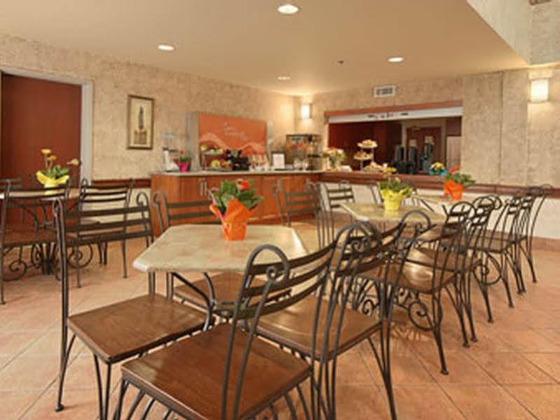 Days Inn By Wyndham Ottawa Airport Bagian luar foto