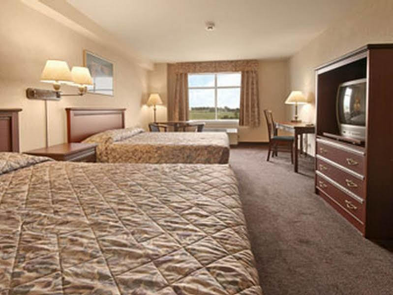 Days Inn By Wyndham Ottawa Airport Bagian luar foto