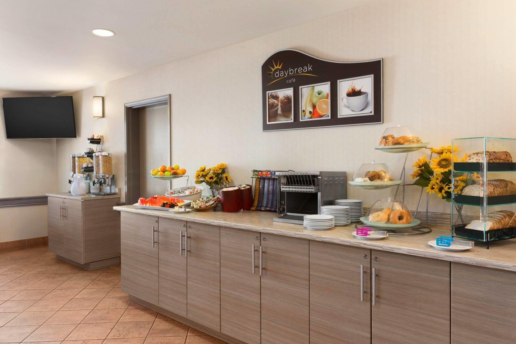 Days Inn By Wyndham Ottawa Airport Bagian luar foto